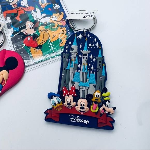 NWT Disney Bundle with two laminated and 7 figurines/keychains - Picture 15 of 16